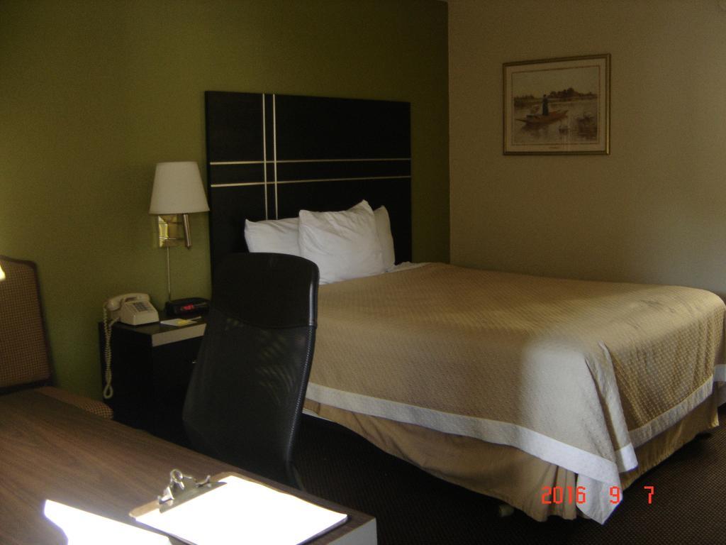 Days Inn Oil City Conference Center Εξωτερικό φωτογραφία