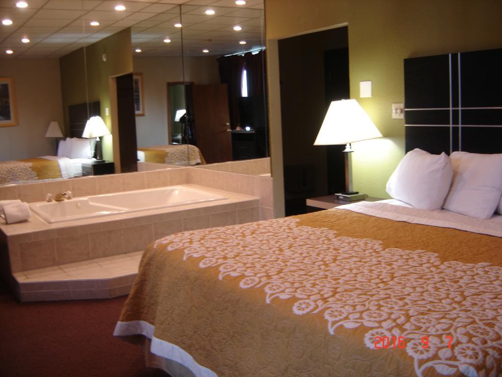 Days Inn Oil City Conference Center Εξωτερικό φωτογραφία